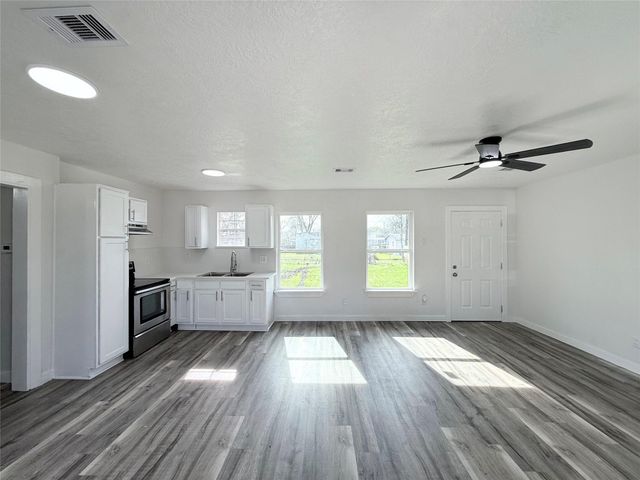 506 S Iowa Street, La Porte, TX 77571