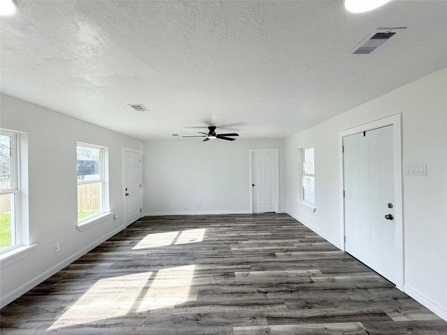 506 S Iowa Street, La Porte, TX 77571