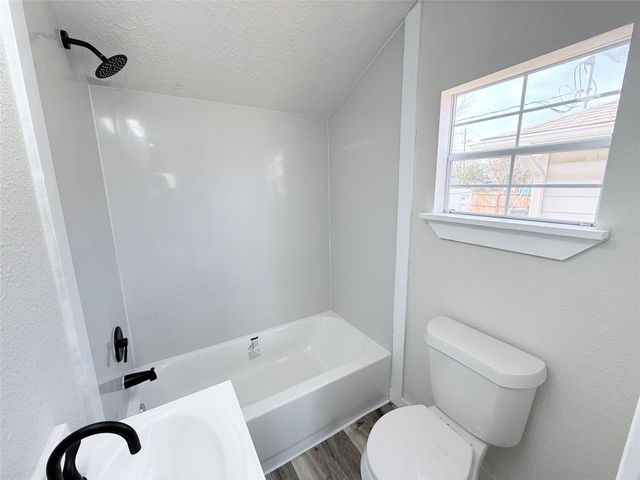 506 S Iowa Street, La Porte, TX 77571