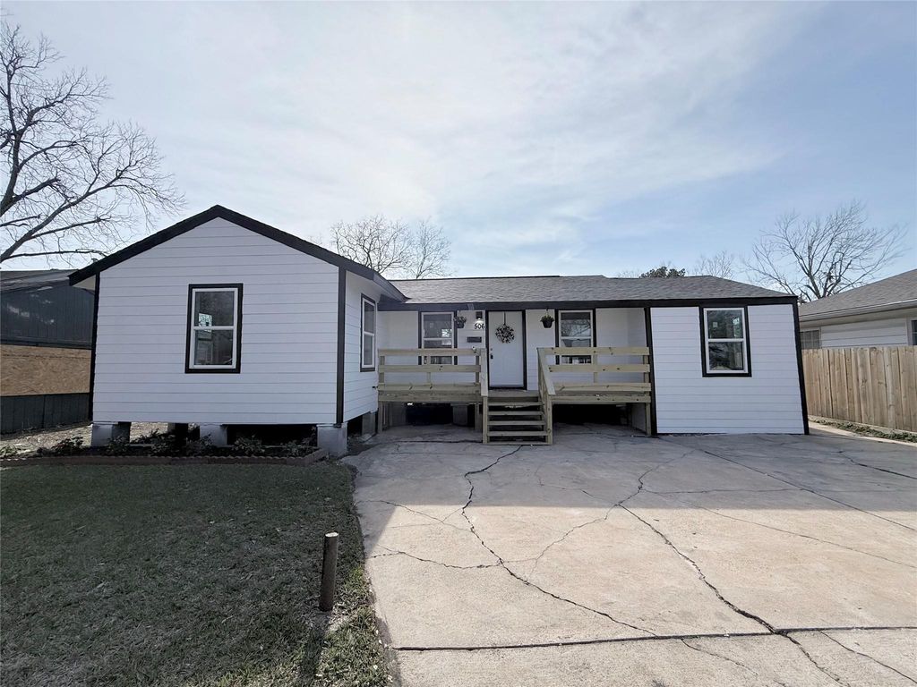 506 S Iowa Street, La Porte, TX 77571