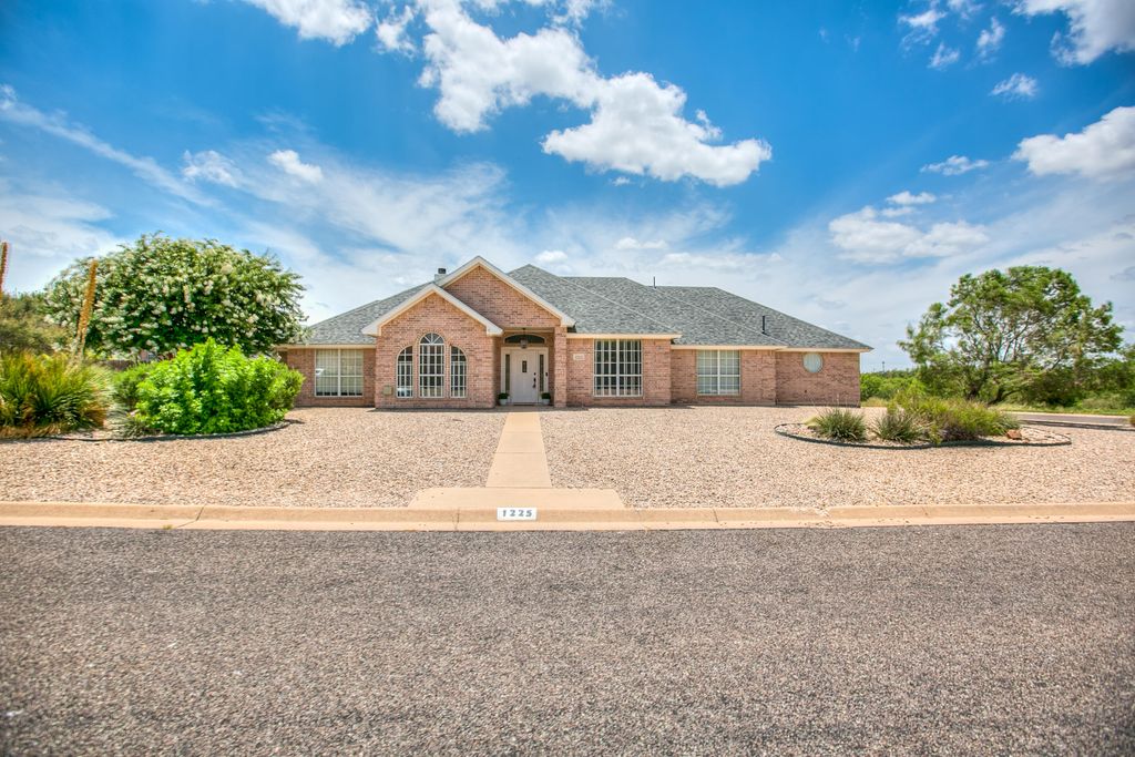 Image 2 of property listing at 1225 Avondale Avenue, San Angelo, TX 76901