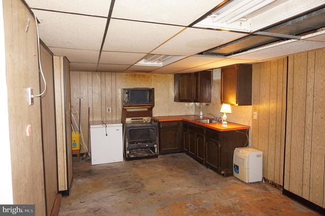 15 SULLIVAN AVE, Bellmawr, NJ 08031