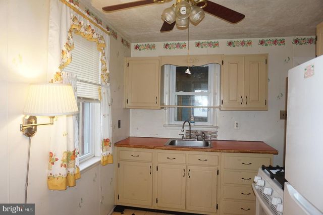 15 SULLIVAN AVE, Bellmawr, NJ 08031