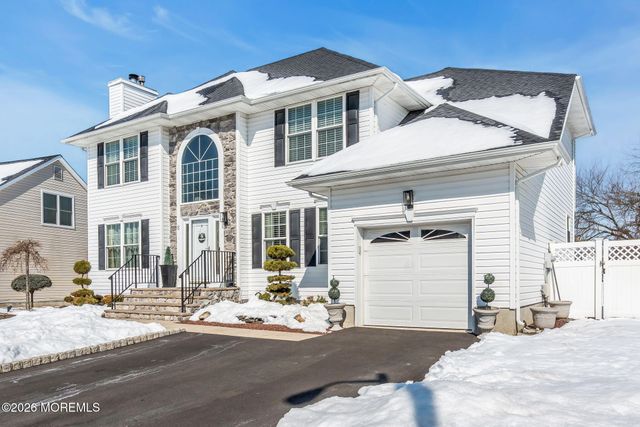 8 Heritage Drive, Englishtown, NJ 07726