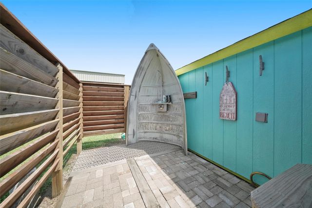 122 Ocean Breeze Drive, Crystal Beach, TX 77650