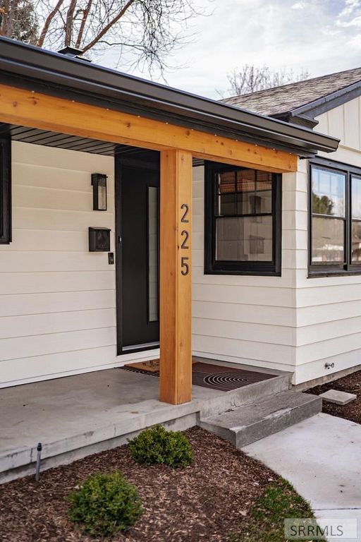 Image 3 of property listing at 225 Tautphaus Drive, Idaho Falls, ID 83402