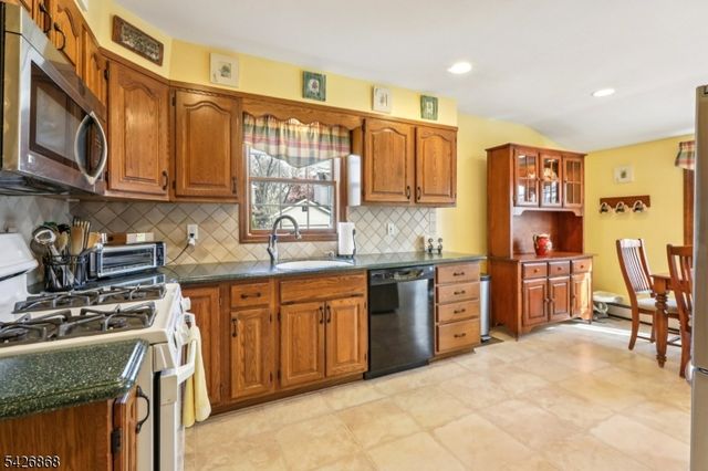 30 Lincoln Pl, Waldwick Boro, NJ 07463