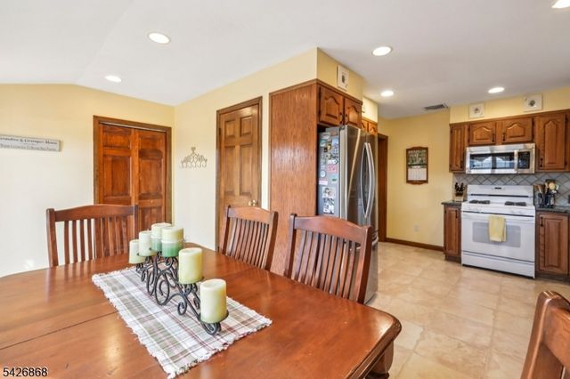 30 Lincoln Pl, Waldwick Boro, NJ 07463