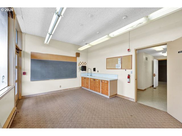 21211 COBURG Rd, Harrisburg, OR 97446