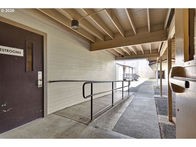21211 COBURG Rd, Harrisburg, OR 97446