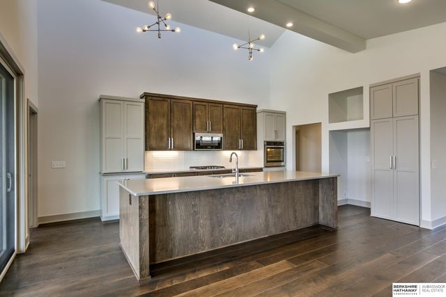 20001 R Street, Omaha, NE 68135