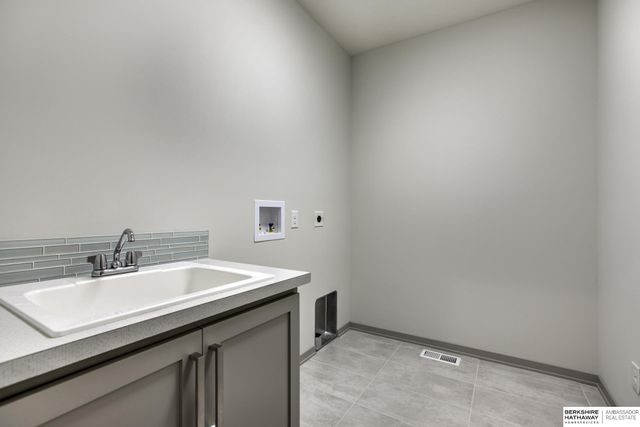 20001 R Street, Omaha, NE 68135