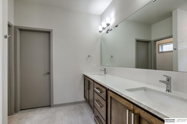 20001 R Street, Omaha, NE 68135