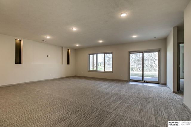 20001 R Street, Omaha, NE 68135