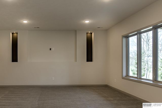 20001 R Street, Omaha, NE 68135