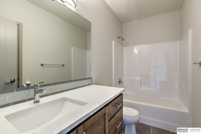 20001 R Street, Omaha, NE 68135
