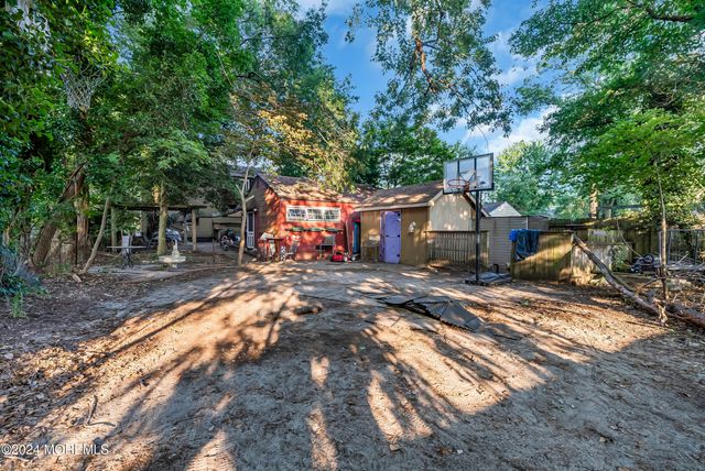 32 Woodrow Street, Oakhurst, NJ 07755