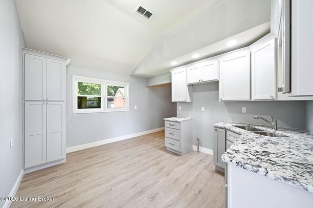 6903 Dunkirk Ln, Louisville, KY 40272