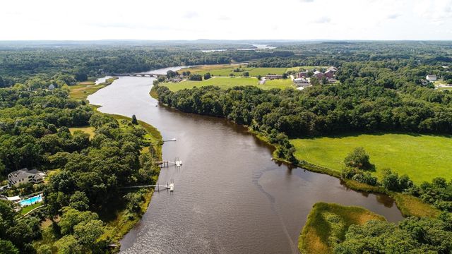 18 Town Landing Rd, Berkley, MA 02779