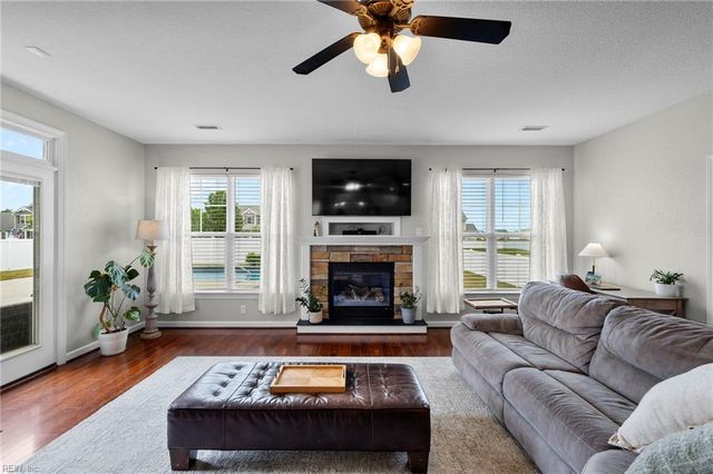 2700 Gaston LN, Virginia Beach, VA 23456