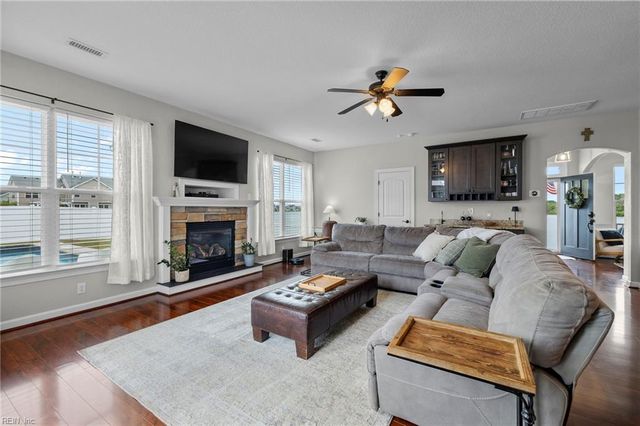 2700 Gaston LN, Virginia Beach, VA 23456