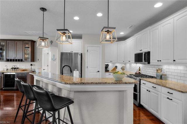 2700 Gaston LN, Virginia Beach, VA 23456