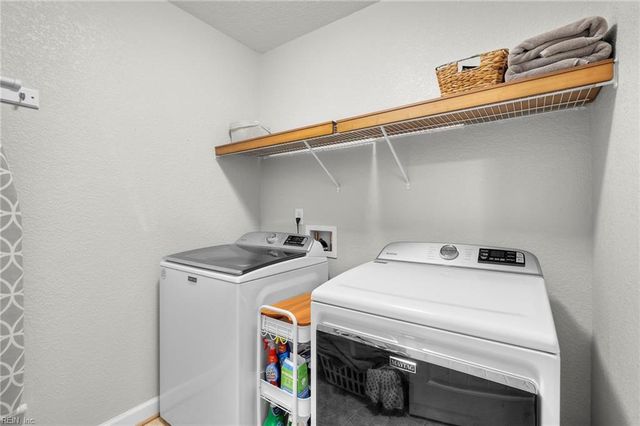 2700 Gaston LN, Virginia Beach, VA 23456