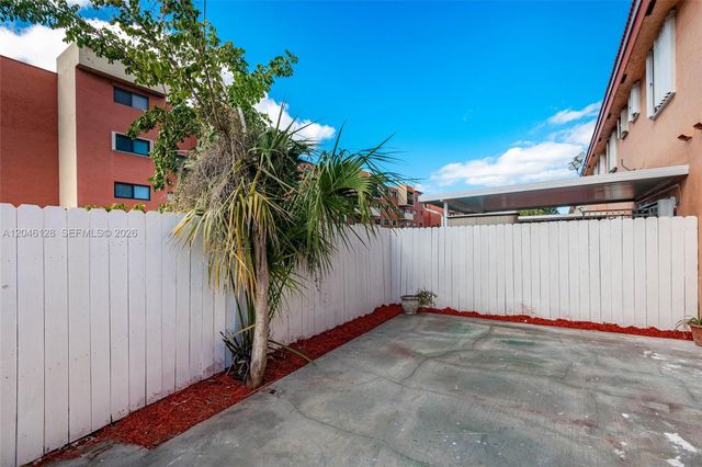 8085 NW 8th St 9, Miami, FL 33126