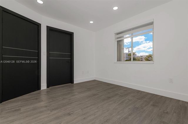 8085 NW 8th St 9, Miami, FL 33126