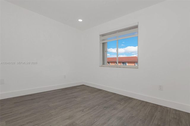 8085 NW 8th St 9, Miami, FL 33126