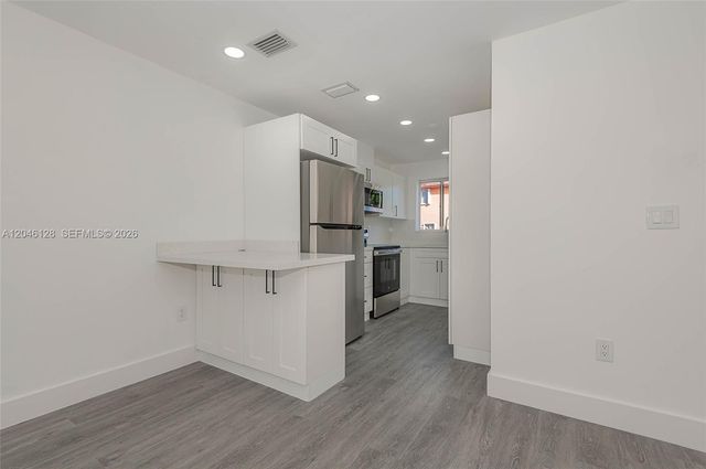8085 NW 8th St 9, Miami, FL 33126