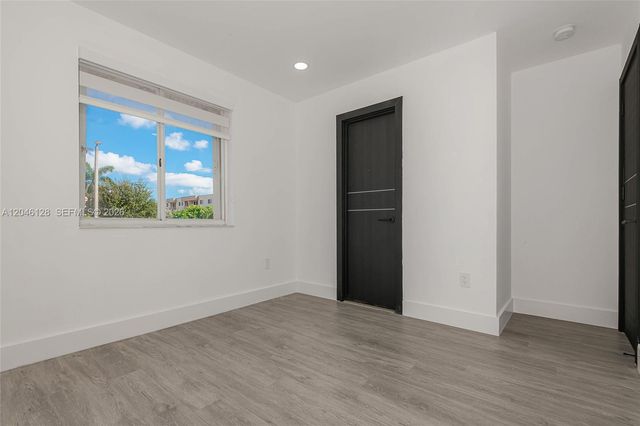 8085 NW 8th St 9, Miami, FL 33126