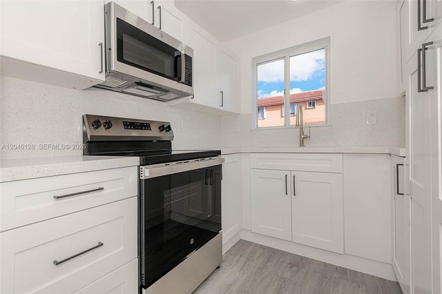 8085 NW 8th St 9, Miami, FL 33126