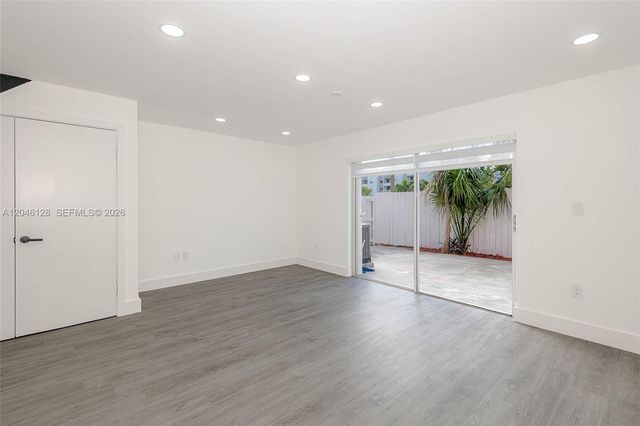 8085 NW 8th St 9, Miami, FL 33126