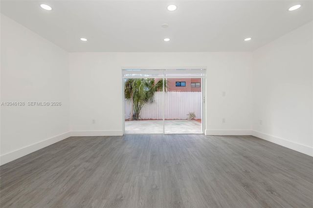 8085 NW 8th St 9, Miami, FL 33126