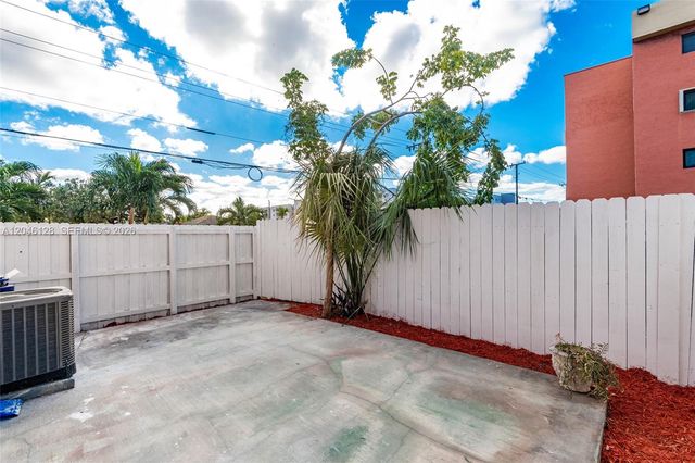 8085 NW 8th St 9, Miami, FL 33126