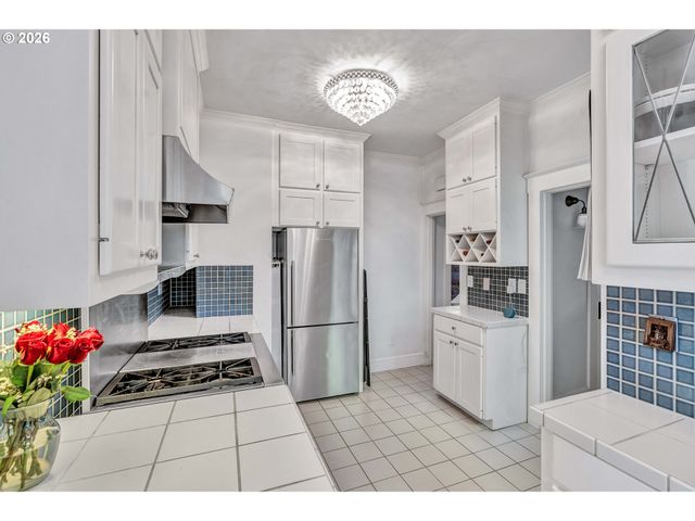 2712 Sw PATTON Rd, Portland, OR 97201