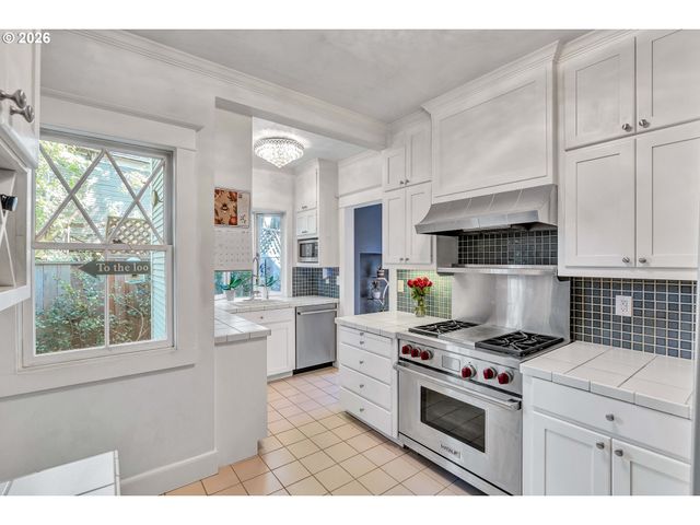 2712 Sw PATTON Rd, Portland, OR 97201