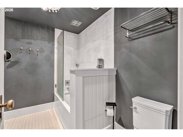 2712 Sw PATTON Rd, Portland, OR 97201