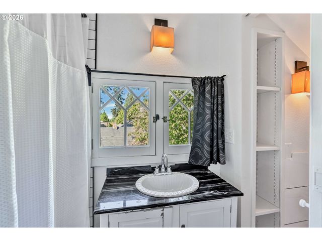 2712 Sw PATTON Rd, Portland, OR 97201