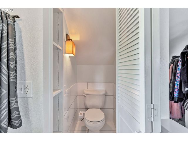 2712 Sw PATTON Rd, Portland, OR 97201