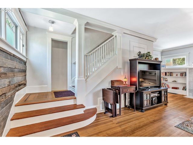 2712 Sw PATTON Rd, Portland, OR 97201