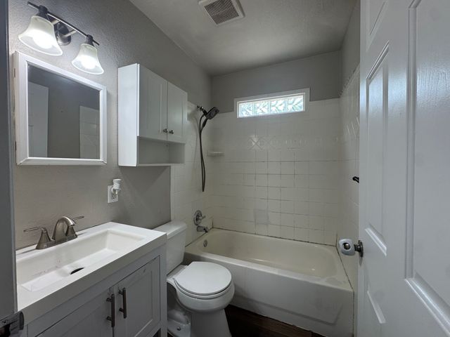 5633 Curzon Avenue, Fort Worth, TX 76107