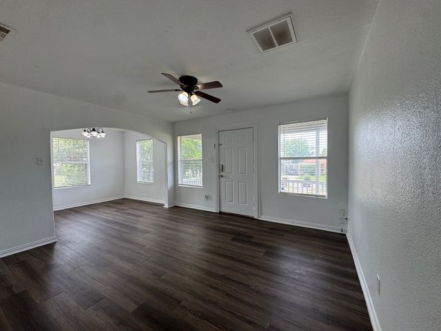 5633 Curzon Avenue, Fort Worth, TX 76107