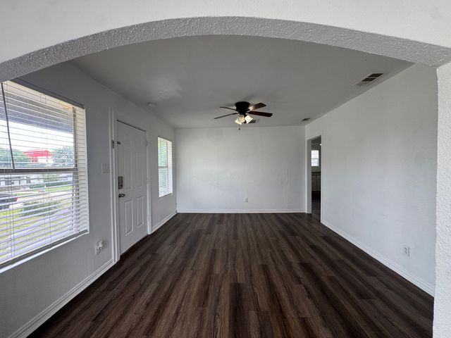 5633 Curzon Avenue, Fort Worth, TX 76107