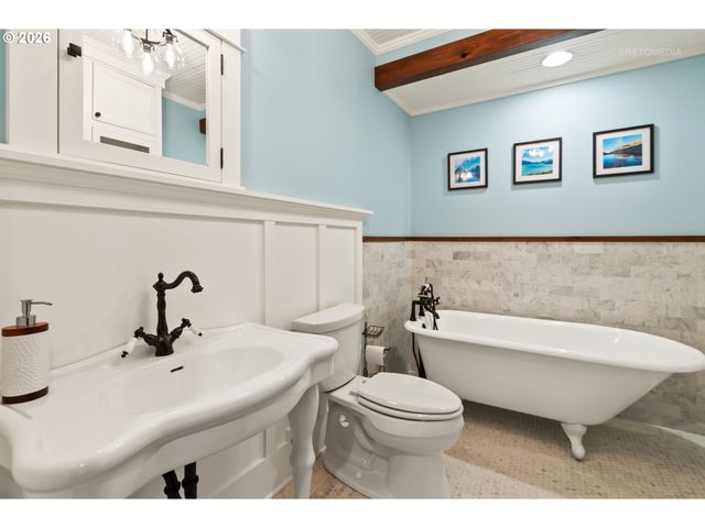 4005 Ne HASSALO St, Portland, OR 97232