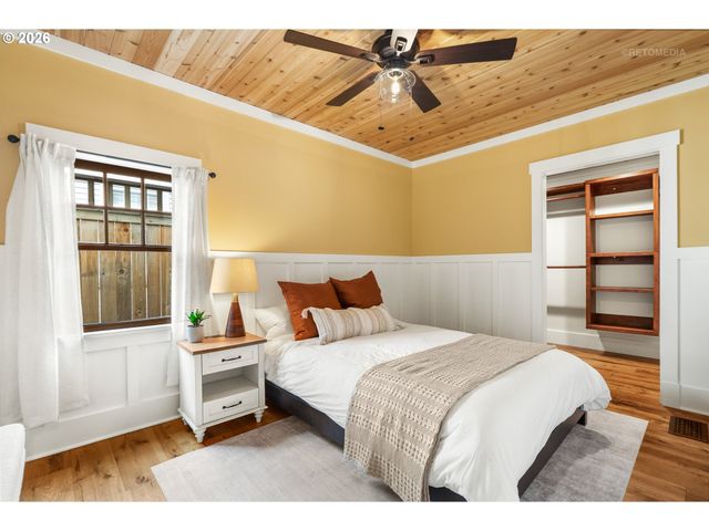 4005 Ne HASSALO St, Portland, OR 97232