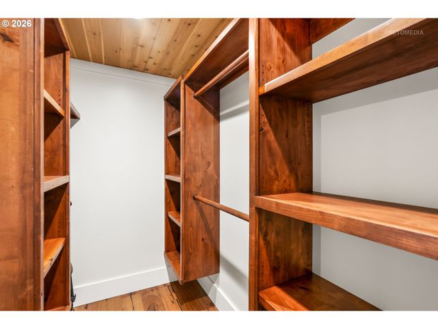 4005 Ne HASSALO St, Portland, OR 97232