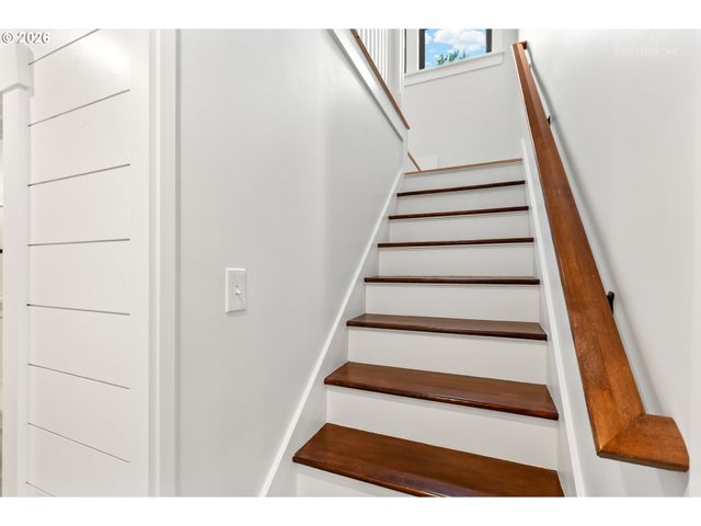 4005 Ne HASSALO St, Portland, OR 97232