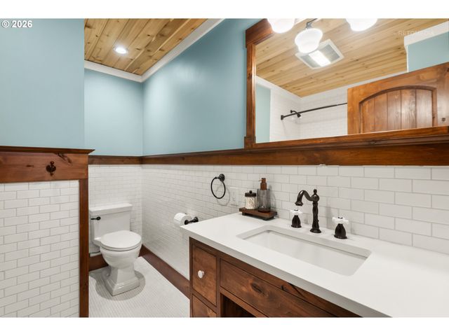 4005 Ne HASSALO St, Portland, OR 97232